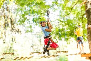 avontuur beklimming hoog draad park - kinderen Aan Cursus touw park in berg helm en veiligheid uitrusting foto