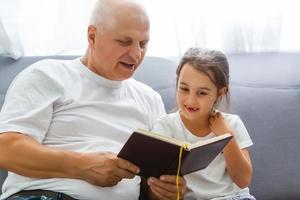 gelukkig weinig meisje met opa lezing verhaal boek Bij huis foto