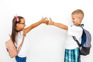 kinderen mode. modern jongen en meisje poseren samen Bij studio. onderwijs. foto