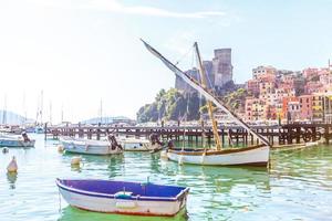 visvangst boten in Ligurië Italië. klein visvangst boten met visvangst uitrusting aangemeerd in de haven - lerici, la speciaal, ligurië, Italië foto