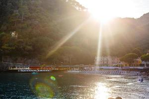 visvangst boten afgemeerd Aan water in haven van Ligurisch en middellandse Zee zee in de buurt kustlijn van riviera di levante van nationaal park cinque terre kust met blauw lucht, riomaggiore dorp, ligurië, Italië. foto