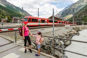 Zwitsers spoorweg bijhouden Alpen trein foto