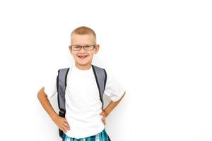 portret van mannetje elementair leerling Aan wit foto