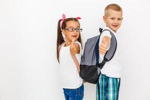 gelukkig 7 jaar oud meisje en jongen over- wit achtergrond foto