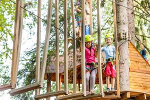 avontuur beklimming hoog draad park - kinderen Aan Cursus touw park in berg helm en veiligheid uitrusting foto