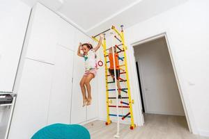 kinderen Speel in de kinderen kamer binnenshuis foto