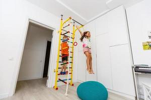 kinderen Speel in de kinderen kamer binnenshuis foto