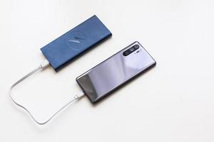 opladen van mobiel telefoon foto