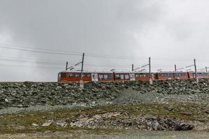 Zermatt, Zwitserland -de trein van gonergratbaan rennen naar de gornergrat station in de beroemd toeristisch plaats foto