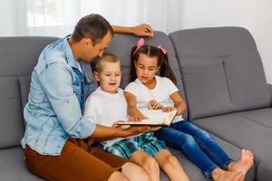 jong vader lezing boek naar weinig kinderen foto