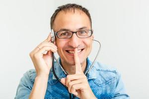 portret van jong vrolijk mannetje dokter in uniform met phonendoscope over- wit achtergrond foto