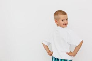 terug wit t-shirt Aan een jongen, geïsoleerd Aan wit achtergrond foto