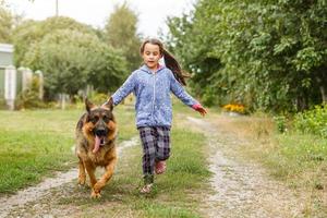 weinig meisje herder hond foto