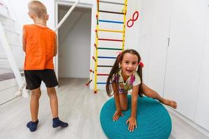 kinderen Speel in de kinderen kamer binnenshuis foto