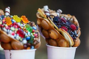 vanille ijs room bubbel wafel met fruit en snoepgoed foto