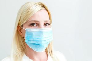 vrouw met een medisch masker voor bescherming opnieuw influenza. Ondiep diepte van veld. kopiëren ruimte voor uw tekst. foto