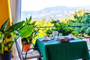 ontbijt Aan de terras in de Italiaans dorp foto