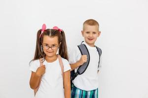 gelukkig 7 jaar oud meisje en jongen over- wit achtergrond foto