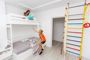 kinderen Speel in de kinderen kamer binnenshuis foto