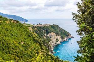 visvangst boten afgemeerd Aan water in haven van Ligurisch en middellandse Zee zee in de buurt kustlijn van riviera di levante van nationaal park cinque terre kust met blauw lucht, riomaggiore dorp, ligurië, Italië. foto