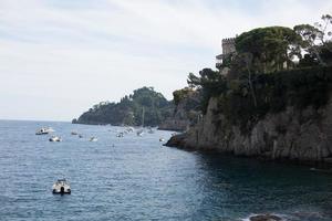 visvangst boten afgemeerd Aan water in haven van Ligurisch en middellandse Zee zee in de buurt kustlijn van riviera di levante van nationaal park cinque terre kust met blauw lucht, riomaggiore dorp, ligurië, Italië. foto