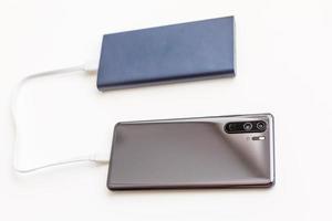 smartphone opladen concept. mobiel telefoon vol accu. 3d illustratie foto