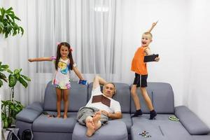 kinderen Speel met uw smartphone terwijl opa is slapen foto