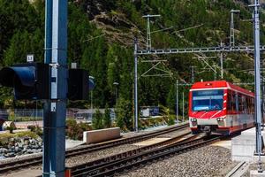 trein in de bergen van Zwitserland foto