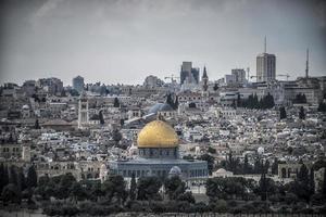 Jeruzalem, Israël een panoramisch visie van de oud stad van de monteren van olijven foto