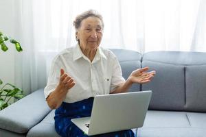 portret van een senior vrouw werken Bij computer foto
