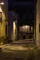straten en keer bekeken van een klein Spaans stad- Bij nacht foto