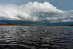 bewolkt landschap in de meer foto