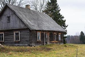 oud traditioneel huizen in Letland foto