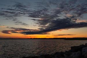 zonsondergang met donker wolken foto