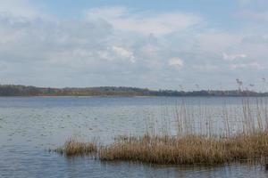 bewolkt landschap in de meer foto