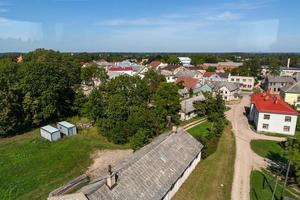 oud traditioneel huizen in Letland foto