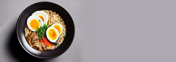 heerlijk noedels. snel voedsel maaltijd met smakelijk pasta en eetstokjes. foto