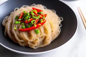 heerlijk noedels. snel voedsel maaltijd met smakelijk pasta en eetstokjes. foto