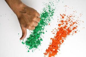concept voor Indisch onafhankelijkheid dag en republiek dag, hand- met driekleur Aan wit achtergrond foto
