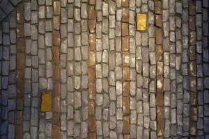 tegels Aan muur. mozaïek- tegel. patroon van scherven van gekleurde steen. foto