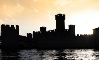 Italië - sirmone kasteel silhouet Aan de Garda meer Bij zonsondergang. middeleeuws architectuur met toren. foto