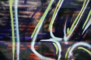 achtergrond beeld van de muur versierd met kleurrijk abstract graffitti. straat kunst concept foto
