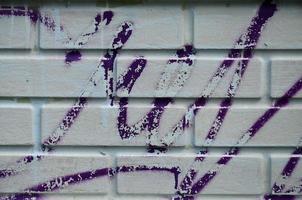achtergrond beeld van de muur versierd met kleurrijk abstract graffitti. straat kunst concept foto