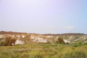 oude miljoenen krijt bergen Aan de steppe oppervlakte van aarde foto