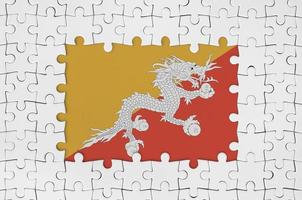 Bhutan vlag in kader van wit puzzel stukken met missend centraal een deel foto