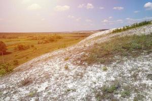 oude miljoenen krijt bergen Aan de steppe oppervlakte van aarde foto