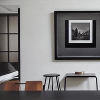 zwart afbeelding kader Aan een modern muur een krant, voorkant visie foto