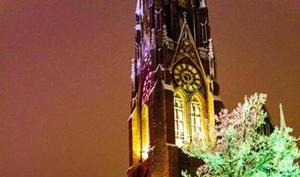 mitte bremerhaven Duitsland 2010 groot kerk verlichte Bij Kerstmis markt bremerhaven Bij nacht duitsland. foto