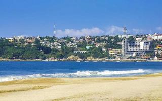 zon strand mensen golven en boten in puerto escondido Mexico. foto