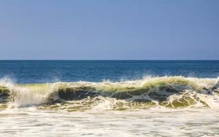 extreem reusachtig groot surfer golven Bij strand puerto escondido Mexico. foto